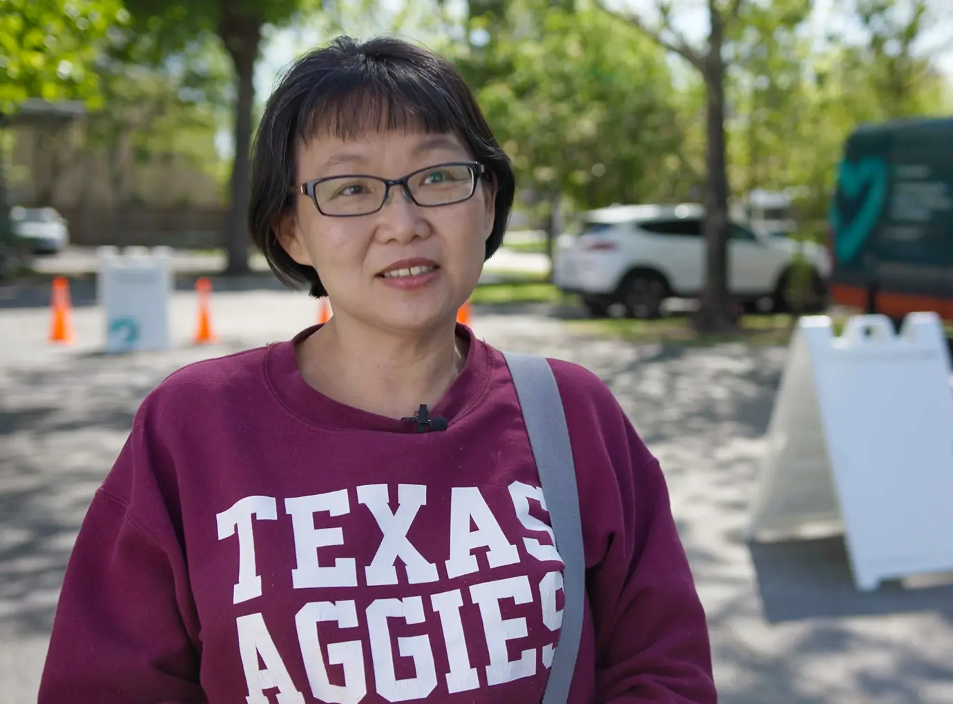 Photo of shouping smiling"